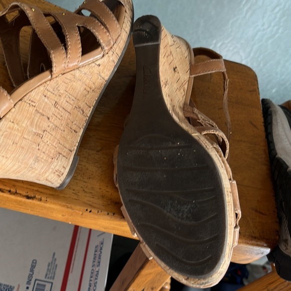Clark Artisan Shoes sz 81/2 Tan light Brown Leather Sandal Studded cork wedge - Picture 3 of 5